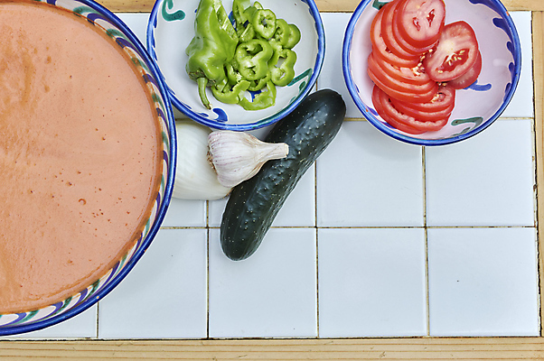 포토 JPG 해외이미지 전통 접시 음식 다이어트 토마토 탁자 건강 요리 사람없음 목재 세로 식사 추위 시골 신선 스페인 수프 지중해 먹기 상쾌 올리브 채식 레시피 스페인어 안달루시아 채식주의자 타파스 비건 해외포토 나무 식기 열매 감정 유럽 바다 가구 채소 재료 모션 애피타이저 파일형식 이미지허브