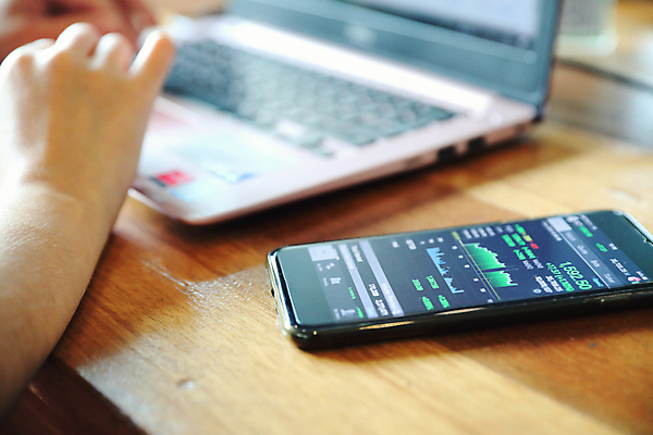 포토 JPG 해외이미지 손 그래프 아웃포커스 신체부위 노트북 스마트폰 주식 분석 투자 해외포토 컨셉 비즈니스 촬영기법 사람 금융 전자제품 핸드폰 스마트기기 파일형식 이미지허브