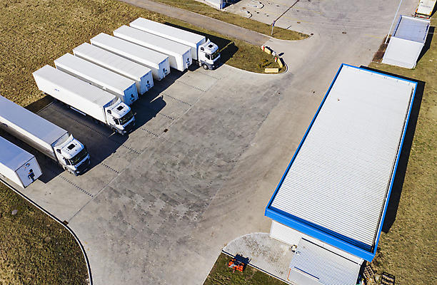 포토 JPG 해외이미지 외관 산업 비즈니스 공장 교통시설 안테나 사람없음 건물 화물 센터 상품 창고 상업 수납 짐차 물류 드론 분배 해외포토 건축물 교통 통신 공업 자동차 운송업 시설 파일형식 이미지허브