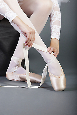 포토 JPG 해외이미지 전신 여자 발 청소년 실내 한명 사람 10대 하반신 발레 발레리나 토슈즈 감싸기 착용 십대여자한명만 해외포토 1 신발 모션 내부 신체부위 춤 여자한명만 십대여자만 파일형식 이미지허브