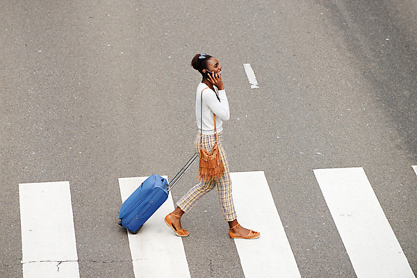 포토 JPG 해외이미지 모델 1 라이프스타일 응시 여자 여행 백그라운드 신체 가방 모바일 거리 대화 한명 사람 성인 옆모습 스마트폰 유행 우주 여행가방 검은색 듣기 짐 잡기 도시 당기기 시원함 전화기 가득함 스마트 길이 건너기 해외포토 시선 잡화 뷰포인트 컬러 컨셉 모션 말하기 생활 핸드폰 스마트기기 파일형식 이미지허브