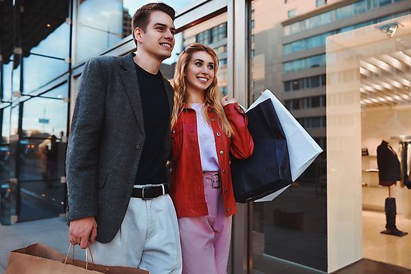 포토 JPG 해외이미지 백인 라이프스타일 커플 여자 남자 백그라운드 거리 함께함 사랑 미소 상반신 성인 야외 두명 옆모습 걷기 상점 구매 쇼핑몰 고객 쇼 쇼퍼홀릭 성인만 해외포토 서양인 감정 뷰포인트 컨셉 관계 모션 표정 사람 생활 쇼핑 파일형식 이미지허브