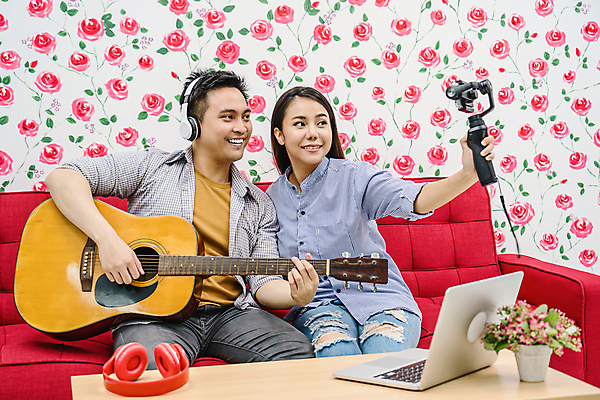 포토 JPG 해외이미지 여자 남자 주택 실내 동양인 상반신 성인 두명 카메라 성인만 크리에이터 1인미디어 유튜버 스트리밍 영상촬영 해외포토 직업 사람 인종 내부 건물 전자제품 촬영 방송 파일형식 이미지허브