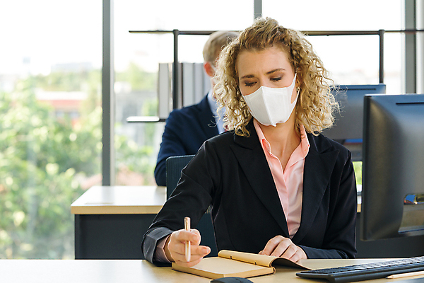 포토 JPG 해외이미지 백인 직업 여자 비즈니스 통신 노동자 직장 건강 가면 사람 앉기 정장 두명 노트북 컴퓨터 사무실 펼침 고통 업무 그룹 수비 수술 바이러스 보호 질병 종업원 책상 경영자 감염 전염 경영 인플루엔자 줄이기 해외포토 서양인 옷 감정 가구 컨셉 회사 의학 모션 치료 전자제품 작업 리더 파일형식 이미지허브
