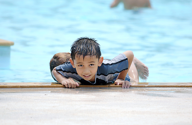 포토 JPG 해외이미지 남자 수영복 행복 아시아 아들 얼굴 어린이 스포츠 가족 휴가 한명 사람 동양인 소년 야외 물 파란색 맑음 수영 젖음 흰색 해외포토 자연요소 1 옷 감정 나라 컬러 관계 날씨 인종 신체부위 수상스포츠 파일형식 이미지허브