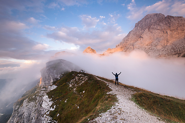 포토 JPG 해외이미지 구름 1 응시 남자 행복 감정 유럽 여행 자국 산 서기 사람 성인 사람없음 빛 여행객 일출 일몰 새벽 트래킹 자유 안개 가장자리 정상 배낭여행 슬로베니아 하이커 혼자 해외포토 자연요소 시선 나라 컨셉 모션 레저 날씨 노을 둘레 파일형식 이미지허브