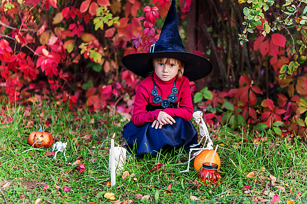 포토 JPG 해외이미지 백인 전통 드레스 옷 여자 얼굴 어린이 오렌지 장난 놀이 호박 휴가 기념 한명 웃음 사람 파티 정원 검은색 놀람 공연 할로윈 마법사 신비 마녀 마법 잭 10월 가면무도회 해외포토 서양인 1 감정 컬러 컨셉 채소 과일 표정 이벤트 신체부위 날짜 무도회 파일형식 이미지허브