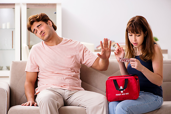 포토 JPG 해외이미지 커플 여자 남자 실내 들기 앉기 상반신 성인 두명 앞모습 알약 구급상자 거절 응급치료 성인만 해외포토 뷰포인트 컨셉 관계 모션 사람 내부 치료 약 의료용품 파일형식 이미지허브