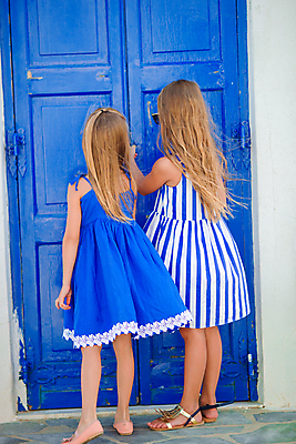 포토 JPG 해외이미지 주간 전신 서양인 여자 어린이 휴식 서기 해변 야외 두명 뒷모습 여름휴가 바캉스 문 자매 해안도시 노크 미코노스섬 소녀만 해외포토 자연요소 외국인 바다 뷰포인트 섬 컨셉 가족 모션 휴가 사람 도시 그리스 여자만 어린이만 파일형식 여름_계절 이미지허브