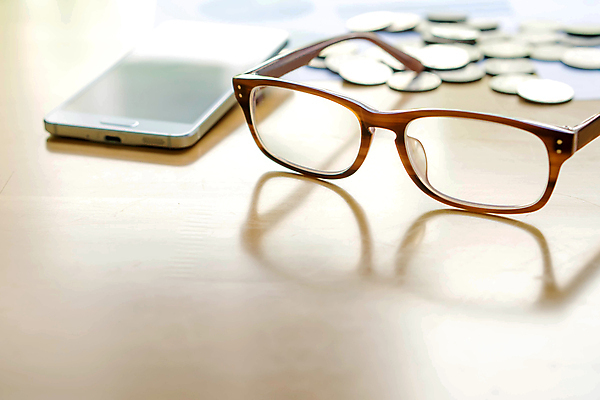 포토 JPG 해외이미지 라이프스타일 디자인 옷 종이 안경 백그라운드 컨셉 지폐 돈 비즈니스 통신 탁자 무선통신 휴식 사람없음 장식 가로 금융 경제 스마트폰 사무실 유행 우주 모니터 동전 관찰 작업 작업장 전화기 날카로움 통화 슬로바키아 옛날 해외포토 잡화 유럽 산업 가구 모션 생활 핸드폰 스마트기기 컴퓨터 재산 파일형식 이미지허브