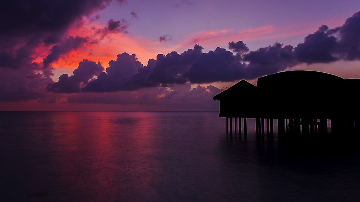 포토 JPG 해외이미지 실루엣 사람없음 물 빛 검은색 침묵 황혼 일몰 고급 야간 자주색 휴양지 장면 장노출 방갈로 석호 몰디브 넘어짐 수평선 해외포토 자연요소 아시아 컬러 컨셉 모션 숙소 촬영기법 노을 소리 장소 파일형식 이미지허브