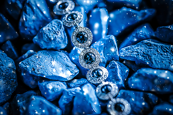 포토 JPG 해외이미지 장신구 팔찌 실내 사람없음 조약돌 화려 우아함 보석 파란배경 다이아몬드 해외포토 백그라운드 컨셉 내부 파란색 돌_바위 광석 파일형식 이미지허브