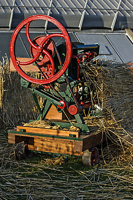포토 JPG 해외이미지 농업 사람없음 야외 빨간색 세로 기계 매트 수확 골동품 시골 바퀴 역사 재산 제조 엔진 밀짚 빅토리아 옛날 해외포토 산업 컬러 금융 짚 파일형식 이미지허브