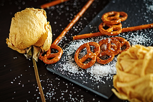 포토 JPG 해외이미지 검은배경 실내 사람없음 장미 소프트포커스 드라이플라워 브레첼 미니프레즐 해외포토 꽃 백그라운드 디저트 촬영기법 내부 과자 검은색 파일형식 이미지허브