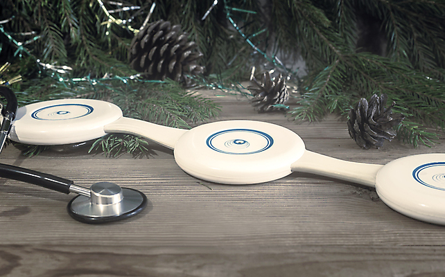 포토 JPG 해외이미지 배너 백그라운드 크리스마스 청진기 휴가 건강 병원 사람없음 치료 장식 가로 빨간색 약 도구 축하 풍선 카피스페이스 해외포토 기념일 컬러 컨셉 의학 의료기기 공백 파일형식 이미지허브