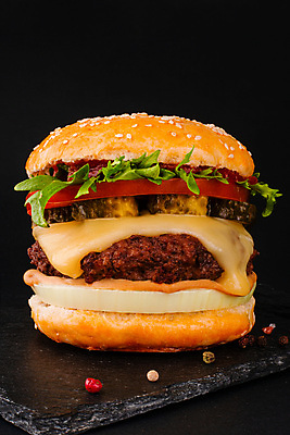 포토 JPG 해외이미지 접시 백그라운드 검은배경 사람없음 햄버거 소금 후추 나무도마 해외포토 식기 도마 패스트푸드 목재 검은색 향신료 파일형식 이미지허브