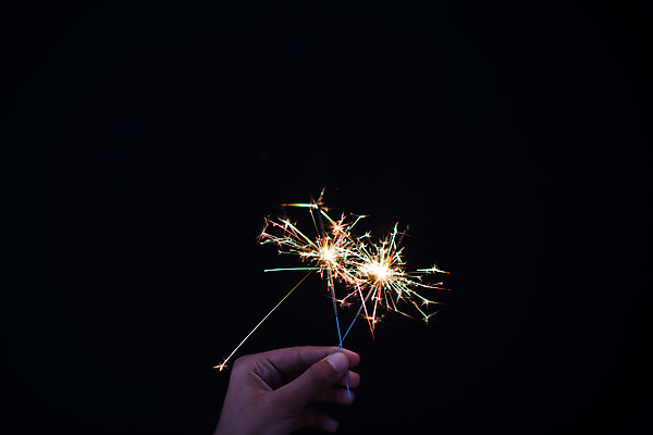 포토 JPG 해외이미지 손 불 불꽃 기념 폭죽 사람없음 빛 노란색 축제 어둠 방 잡기 뜨거움 황금 심볼 연소 광 화상 카피스페이스 효과 해외포토 자연요소 컬러 모션 신체부위 공백 상처 파일형식 이미지허브