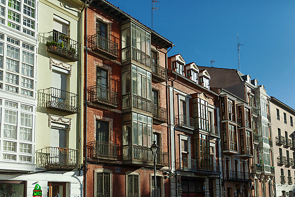 포토 JPG 해외이미지 외관 유럽 여행 건축양식 창문 벽돌 거리 주택 사람없음 야외 건물 빨간색 도시풍경 성당 교회 탑 발코니 도시 역사 스페인 북쪽 타운 천연기념물 옛날 해외포토 건축물 건축 나라 컬러 종교건축 풍경 방향 파일형식 이미지허브