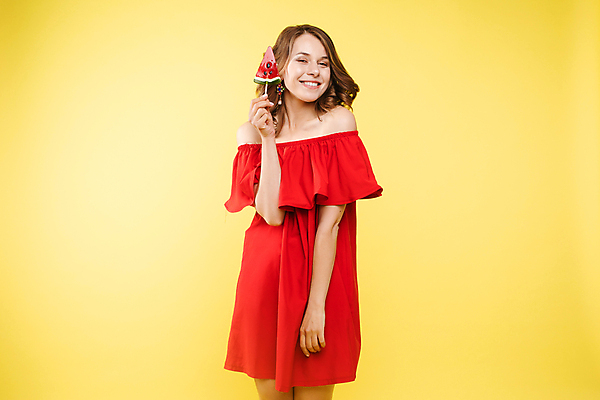 포토 JPG 해외이미지 여자 행복 음식 인형 분홍색 백그라운드 휴가 디저트 막대사탕 사탕 한명 컬러풀 선글라스 뷰티 파티 유행 축하 잡기 생일 화려 달콤 유혹 먹기 배고픔 입술 마시멜로우 스타일 해외포토 1 기념일 감정 안경 컬러 컨셉 모션 사람 이벤트 신체부위 맛 파일형식 이미지허브