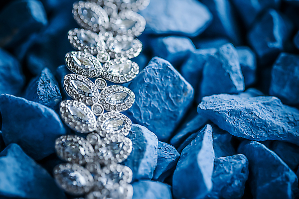 포토 JPG 해외이미지 장신구 팔찌 실내 사람없음 조약돌 화려 우아함 보석 파란배경 다이아몬드 해외포토 백그라운드 컨셉 내부 파란색 돌_바위 광석 파일형식 이미지허브
