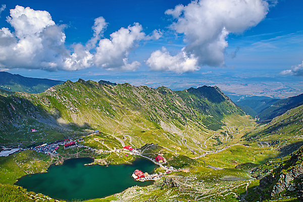 포토 JPG 해외이미지 구름 도로 호수 여행 백그라운드 곡선 교통시설 자동차 자연 하늘 휴가 산 주택 파노라마 풍경 사람없음 야외 초록색 물 여름 파란색 햇빛 여행객 계곡 하이킹 운전 가을 바위 고속도로 언덕 루마니아 굴곡 샬레 해외포토 자연요소 계절 유럽 길 선 육상교통 컬러 교통 모션 레저 촬영기법 실험기구 사람 건물 태양 돌_바위 시설 생태계 파일형식 이미지허브