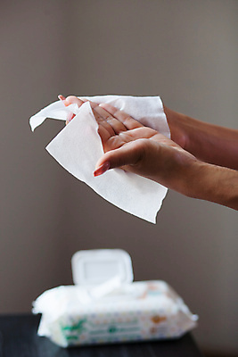 포토 JPG 해외이미지 손 여자 손가락 건강 한명 사람 수건 젖음 흰색 잡기 위생 씻기 손톱 청소 닦기 팔 위생관리 해외포토 1 컬러 모션 관리 신체부위 위생용품 청결 파일형식 이미지허브