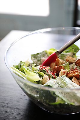 포토 JPG 해외이미지 채소 사람없음 치킨 샐러드 신선 상추 나무탁자 샐러드주걱 섞기 시저샐러드 크루통 믹싱볼 로메인상추 해외포토 그릇 음식 빵 탁자 주걱 닭고기요리 파일형식 이미지허브