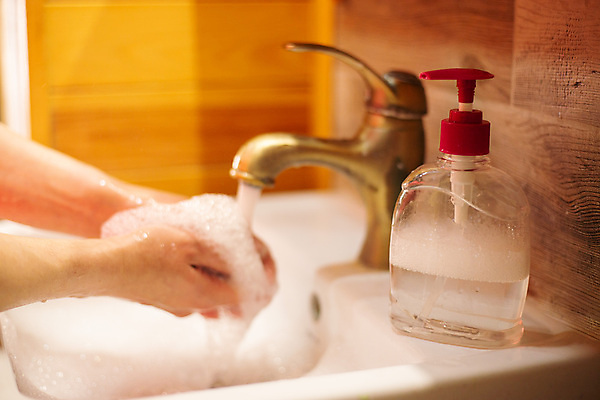 포토 JPG 해외이미지 손 어린이 신체 건강 관리 사람 사람없음 물 목욕 거품 젖음 욕실 액체 씻기 빨래 청소 싱크대 수도꼭지 비누 돌봄 위생관리 해외포토 자연요소 가사 모션 신체부위 위생용품 청결 개수대 파일형식 이미지허브