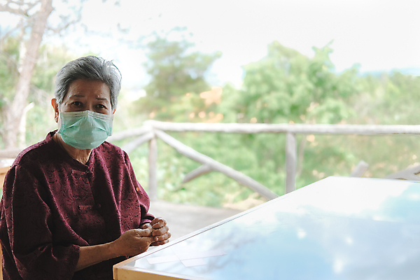 포토 JPG 해외이미지 라이프스타일 옷 여자 행복 얼굴 휴식 실내 건강 가면 한명 사람 동양인 성인 야외 정원 회색 보호 은퇴 옛날 해외포토 1 감정 컬러 컨셉 인종 내부 생활 신체부위 파일형식 이미지허브