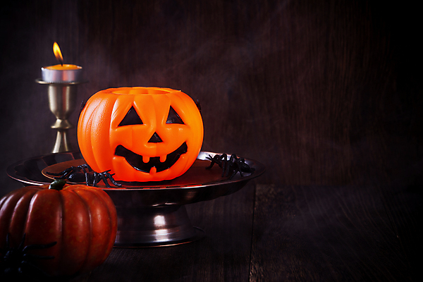 포토 JPG 해외이미지 디자인 백그라운드 컨셉 촛불 탁자 검은배경 사람없음 파티 어둠 할로윈 오브젝트 촛대 잭오랜턴 호러 해외포토 가구 초 이벤트 검은색 공포 파일형식 이미지허브