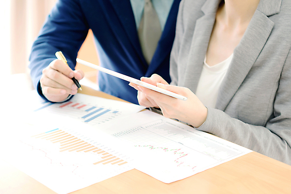 포토 JPG 해외이미지 비즈니스 사업가 통신 수염 설명 미소 사람 사람없음 터치패드 사무실 업무 비즈니스맨 비즈니스우먼 무선전화기 분석 보여주기 경영 해외포토 직업 여자 남자 컨셉 모션 표정 작업 직장인 전화기 파일형식 이미지허브