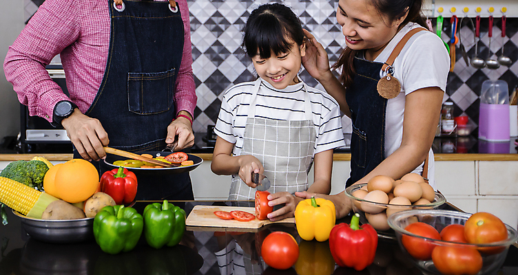 포토 JPG 해외이미지 여자 남자 딸 아시아 어린이 음식 채소 탁자 엄마 주택 실내 건강 요리 미소 사람 동양인 성인 세명 주방 중국 앞치마 샐러드 아빠 먹기 해외포토 나라 가구 가족 모션 표정 인종 내부 건물 파일형식 이미지허브