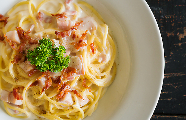 포토 JPG 해외이미지 접시 음식 재료 파스타 파슬리 스파게티 육류 돼지고기 요리 사람없음 노란색 식사 흰색 고수 이탈리아음식 맛 아침식사 먹기 크림 메뉴 국수 햄 베이컨 레시피 마요네즈 점심식사 단백질 탄수화물 해외포토 식기 컬러 컨셉 채소 식재료 모션 서양음식 면류 소스_음식 향신료 영양소 파일형식 이미지허브