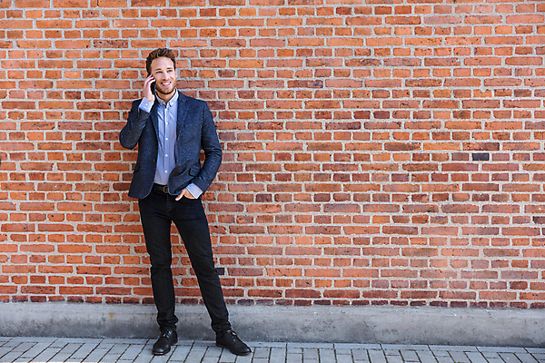 포토 JPG 해외이미지 백인 직업 라이프스타일 옷 남자 행복 벽 백그라운드 신발 비즈니스 사업가 성공 모바일 벽돌 수염 거리 대화 한명 서기 사람 정장 야외 스마트폰 핸드폰 사무실 우주 청바지 도시 업무 비즈니스맨 자신감 스마트 스타일 카피스페이스 해외포토 서양인 1 감정 컨셉 바지 모션 말하기 생활 전자제품 스마트기기 공백 작업 직장인 파일형식 이미지허브