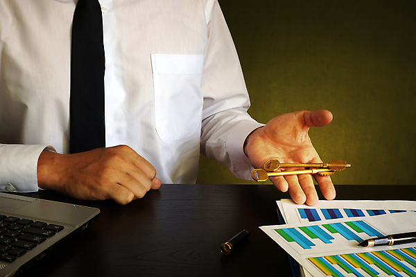 포토 JPG 해외이미지 남자 검은배경 열쇠 부동산 그래프 실내 한명 들기 상반신 성인 사무실 펜 만년필 비즈니스맨 부동산중개사 성인남자한명만 해외포토 직업 1 백그라운드 비즈니스 모션 사람 내부 필기구 검은색 직장인 재산 남자한명만 성인남자만 파일형식 이미지허브