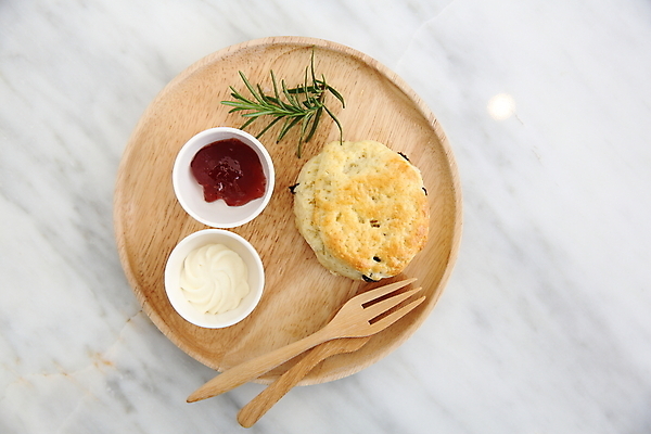 포토 JPG 해외이미지 포크 사람없음 하이앵글 잼 나무쟁반 스콘 해외포토 식기 빵 뷰포인트 쟁반 목재 소스_음식 파일형식 이미지허브