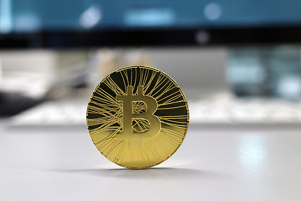 포토 JPG 해외이미지 컨셉 돈 인터넷 비즈니스 사람없음 금융 3D 금속 디지털 동전 웹 네트워크 시장 황금 암호 구매 심볼 상업 전자 토막 전자상거래 가상 가상화폐 해외포토 재질 경제 쇼핑 재산 디지털합성 파일형식 이미지허브