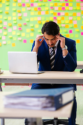 포토 JPG 해외이미지 남자 컨셉 회사 비즈니스 스트레스 직장 피곤 한명 정장 상반신 성인 노트북 사무실 눈감음 쪽지 업무 작업 비즈니스맨 가득함 포스트잇 바쁨 손짚기 성인남자한명만 해외포토 1 옷 모션 사람 손짓 전자제품 메모지 직장인 남자한명만 성인남자만 파일형식 이미지허브