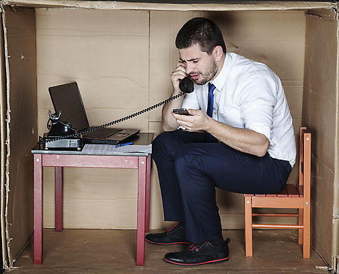 포토 JPG 해외이미지 전신 백인 남자 의자 탁자 한명 앉기 성인 옆모습 노트북 상자 사무실 업무 비즈니스맨 전화기 갇힘 답답함 성인남자한명만 해외포토 서양인 1 뷰포인트 가구 비즈니스 모션 사람 전자제품 작업 직장인 감각 남자한명만 성인남자만 파일형식 이미지허브