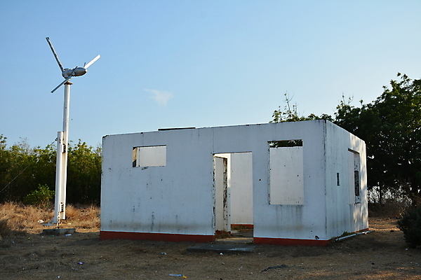 포토 JPG 해외이미지 바람 사람없음 금속 풍차 흰색 변화 프로펠러 해외포토 자연요소 컬러 컨셉 재질 날씨 파일형식 이미지허브