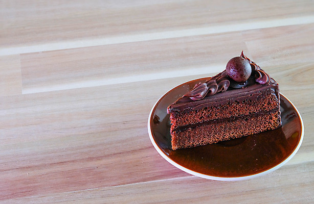 포토 JPG 해외이미지 접시 음식 조각 백그라운드 탁자 디저트 요리 사람없음 목재 갈색 파티 케이크 식당 초콜릿 검은색 어둠 카페 빵집 흰색 신선 생일 달콤 맛 설탕 굽기 먹기 크림 레시피 칼로리 층 코코아 브라우니 페스츄리 해로움 핸드메이드 해외포토 나무 식기 기념일 음료 빵 컬러 가구 컨셉 재료 모션 이벤트 상점 구이 파일형식 이미지허브