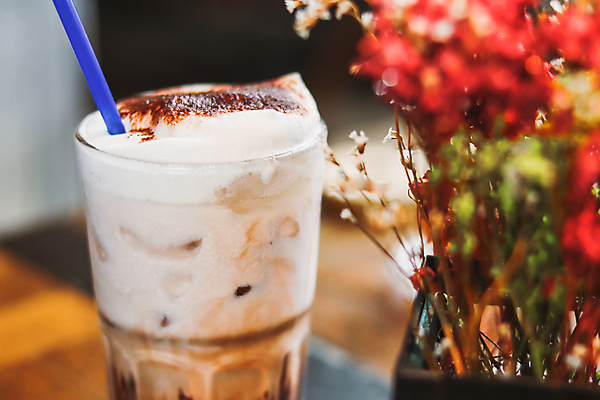 포토 JPG 해외이미지 꽃 커피 음료 음식 백그라운드 유리 탁자 디저트 사람없음 컵 여름 갈색 식당 초콜릿 얼음 카페 우유 에너지 추위 흰색 신선 칵테일 액체 달콤 맛 시원함 설탕 크림 오브젝트 상쾌 부드러움 시럽 코코아 밀짚 쉐이크 떨림 라떼 모카 해외포토 자연요소 식물 식기 계절 감정 컬러 가구 컨셉 모션 재질 유제품 주류 상점 감각 짚 파일형식 이미지허브