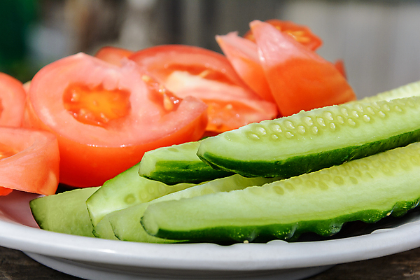 포토 JPG 해외이미지 접시 토마토 오이 근접촬영 사람없음 아웃포커스 샐러드 축하 신선 해외포토 식기 음식 뷰포인트 컨셉 채소 촬영기법 파일형식 이미지허브