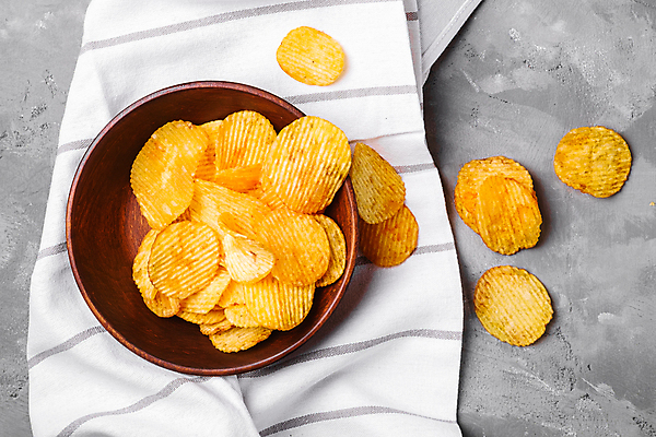 포토 JPG 해외이미지 그릇 회색배경 실내 사람없음 하이앵글 식탁보 감자칩 해외포토 식기 뷰포인트 백그라운드 내부 과자 회색 칩_음식 파일형식 이미지허브