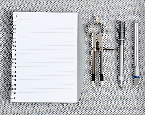 포토 JPG 해외이미지 교육 종이 비즈니스 사람없음 사무실 알약 펜 금속 공백 장비 흰색 도구 기록 주름 조직 은색 책상 머리위 정리 면도기 망사 패드 항목 카피스페이스 해외포토 컬러 가구 재질 위생용품 필기구 약 직물 파일형식 이미지허브