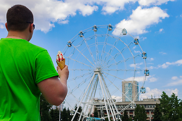 포토 JPG 해외이미지 손 응시 공원 안경 음식 하늘 휴가 아이스크림 디저트 거리 주택 뿔 한명 서기 사람 취미 건물 초록색 파란색 과자 맑음 산책 바퀴 뜨거움 원형 맛 승차 먹기 공평 저지 해외포토 도형 1 건축물 시선 잡화 공공시설 컬러 컨셉 모션 날씨 휴식 신체부위 파일형식 이미지허브