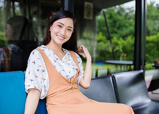 포토 JPG 해외이미지 라이프스타일 손 응시 여자 행복 감정 아시아 얼굴 백그라운드 인터넷 비즈니스 가족 휴식 주택 한명 미소 사람 앉기 동양인 성인 10대 소파 카메라 놀람 기쁨 네트워크 흥분 긍정 해외포토 1 시선 나라 컨셉 의자 관계 모션 청소년 표정 인종 건물 생활 신체부위 전자제품 파일형식 이미지허브