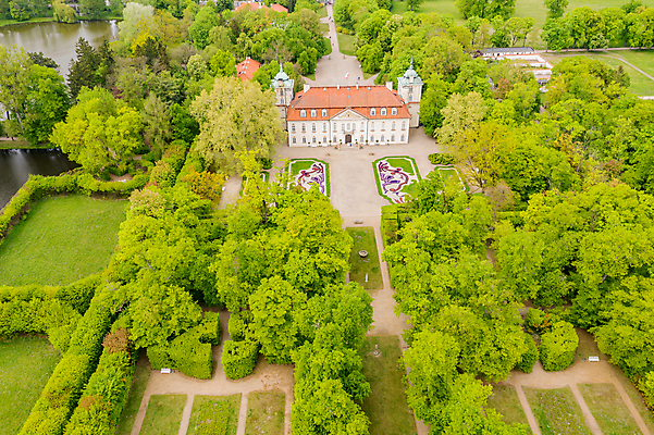 포토 JPG 해외이미지 구름 문화 조각 여행 잎 벤치 건축양식 하늘 휴가 잔디 사람없음 야외 건물 뒷모습 가로 관광지 울타리 컬러풀 유행 여행객 정원 궁전 골동품 가을 화려 역사 우아함 맨션 폴란드 천연기념물 구식 명승지 옛날 해외포토 자연요소 식물 건축물 계절 건축 유럽 뷰포인트 컬러 컨셉 고건축 의자 주택 사람 풍경 담장 파일형식 이미지허브