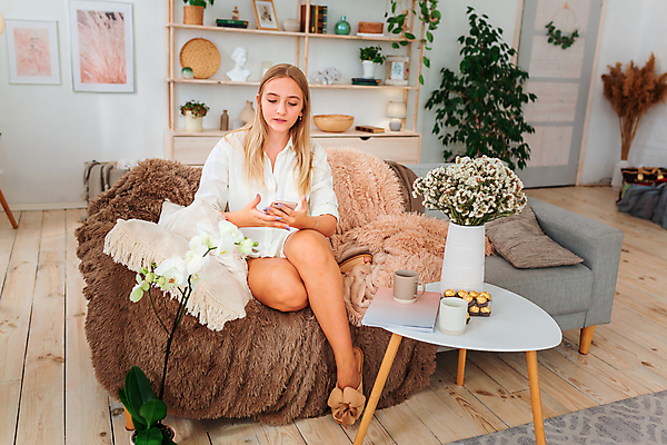 포토 JPG 해외이미지 전신 라이프스타일 여자 화분 여유 가구 액자 청소년 탁자 휴식 한명 들기 앉기 일상 책 스마트폰 소파 머그컵 십대여자한명만 해외포토 1 감정 생활용품 컨셉 의자 모션 사람 라이프 생활 컵 핸드폰 스마트기기 여자한명만 십대여자만 파일형식 이미지허브