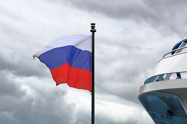 포토 JPG 해외이미지 배너 하늘 날리기 바람 사람없음 빨간색 파란색 줄무늬 흰색 깃발 심볼 사인 러시아 흐림 러시아인 삼색 전국 해외포토 자연요소 서양인 유럽 컬러 무늬 모션 날씨 파일형식 이미지허브